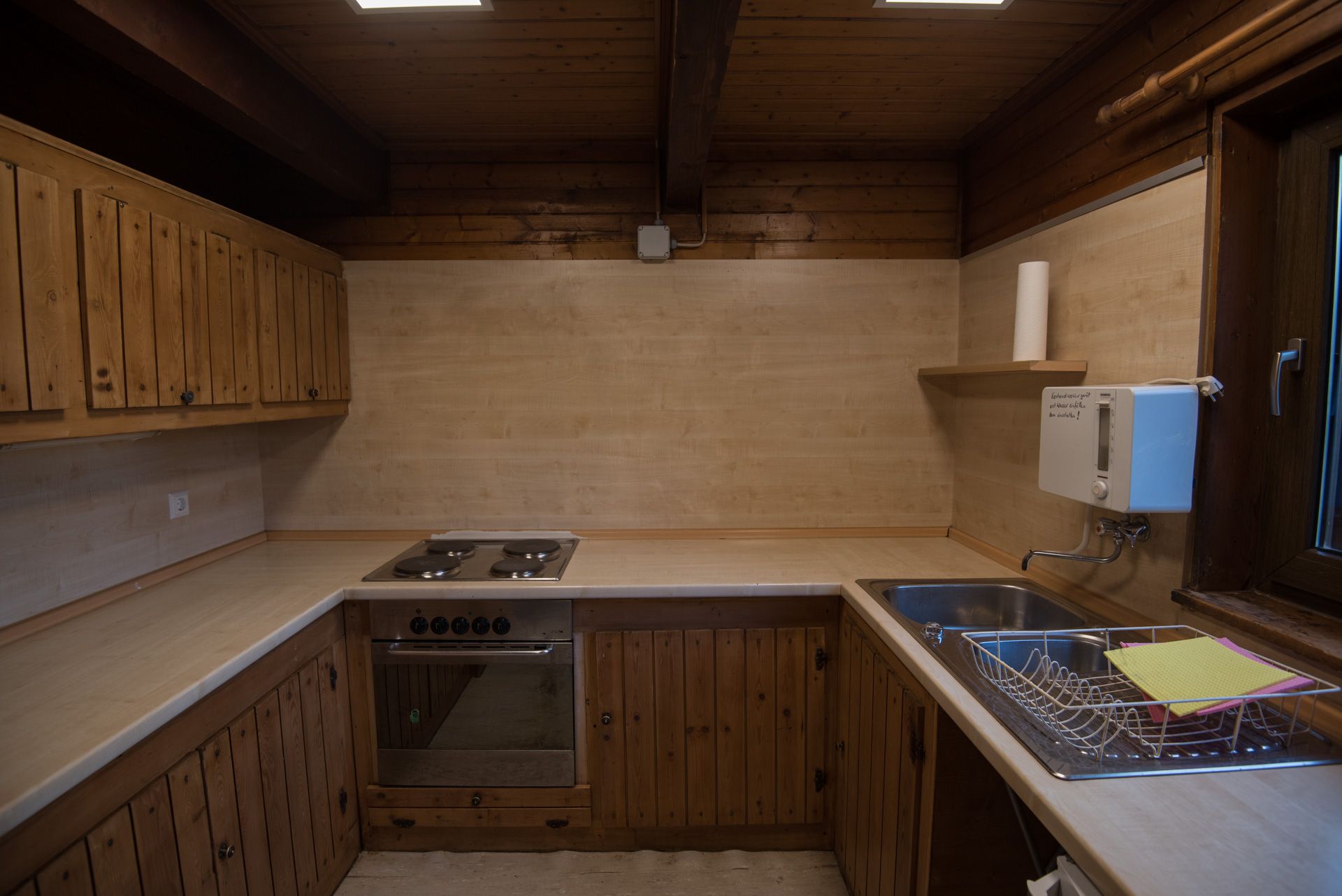 Küche in der Hütte mit Kühlschrank, Herd, Backofen und Kaffemaschine